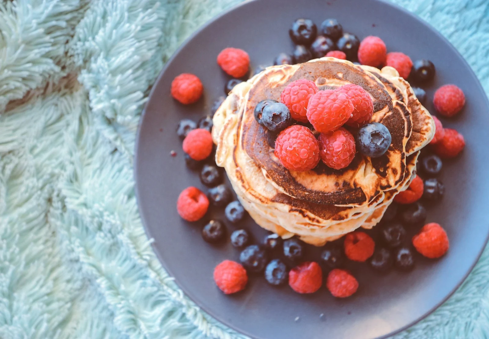 Fluffy Berry Pancakes